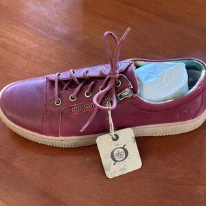 Born red leather sneakers W 8.5, never worn!